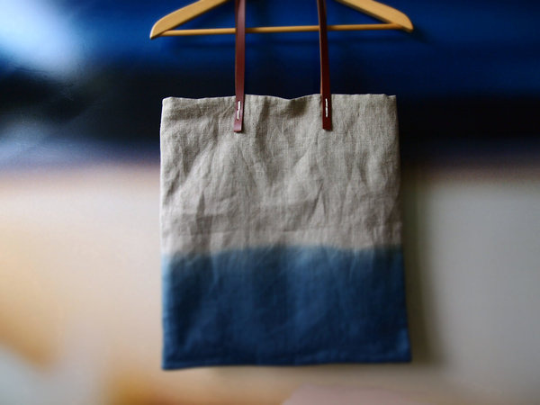 Ombre tote bag with leather handles Misty Ocean Blue Organic dip dyed natural Indigo linen easy #dye #dip