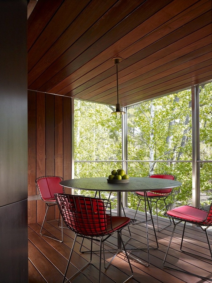 Hinsdale House Has an Ideal Exposure to the Sun and Protected Views 11