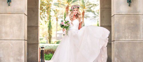 Rustic wedding dresses are brimming with simplicity and naturalness, just like those charming vintage wedding dresses.
