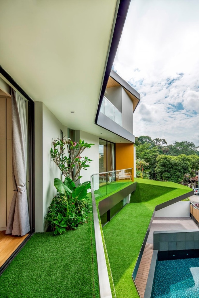Trevose House Has a Garden Veranda Wrapped Around It Like a Spiral