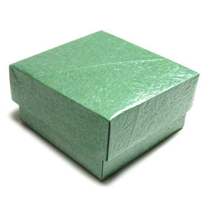 How to make a large square origami box cover (http://www.origami-make.org/howto-origami-box.php)