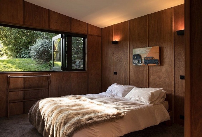 Waiheke House Features Fully Glazed Gable Ends that Maximise the Views and Natural Light 9