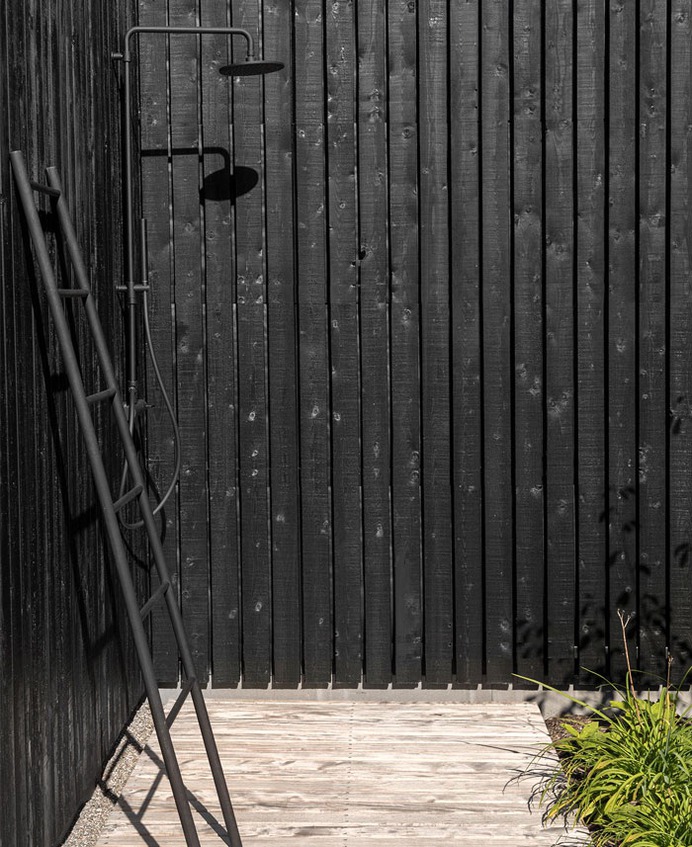 Small is Beautiful - InteriorZine - #outdoor #shower #black