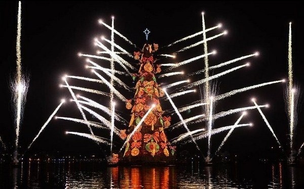 1 Christmas art tree on lake lagoa with many fireworks #christmas #trees #art #tree