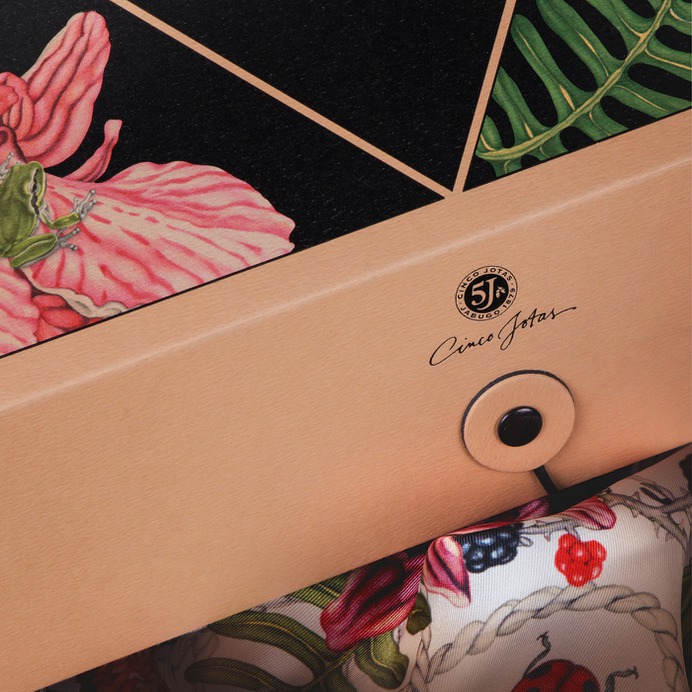 Luxury packaging 5J. Morillas branding on Behance