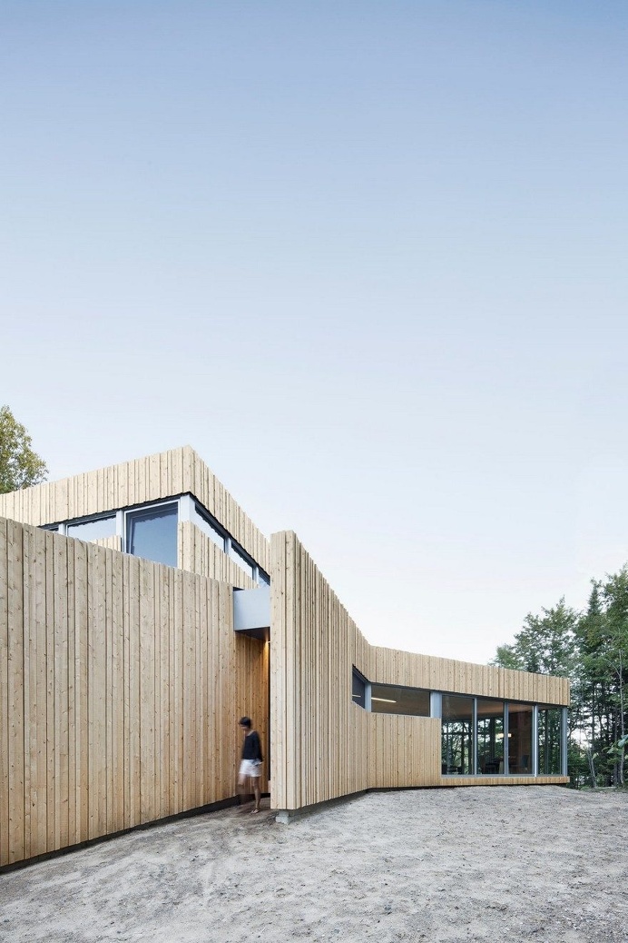 Low Rise House with a Sinuous Shape Guided by the Surrounding Nature 1