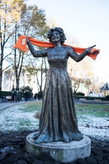 Google Image Result for http://static1.demotix.com/sites/default/files/imagecache/a_scale_large/1500 3/photos/1351607239 kirkens ndhjelp dre #scarf #statue