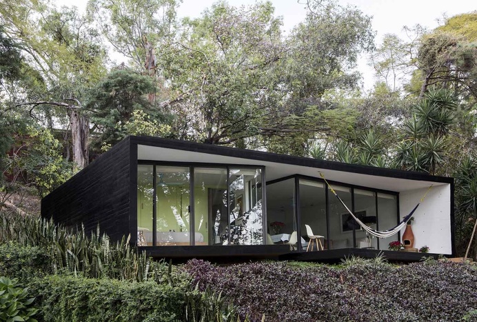 LMM House, Mexico, Cadaval & Sola-Morales. #bungalow #black #modern