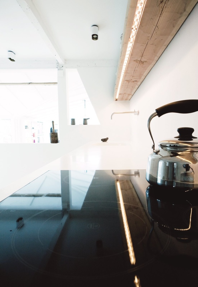Wooden beam above the kitchen worktop with concealed lighting. Vedbæk House I by Norm.Architects. #worktop #vedbækhousei #normarchitects