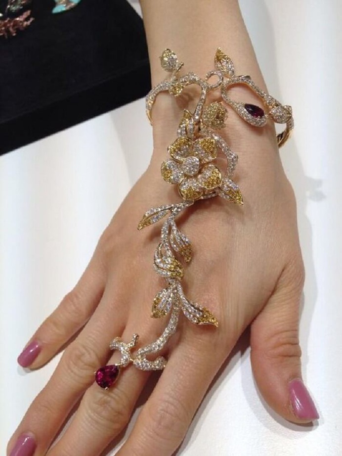 Trending hathphool designs