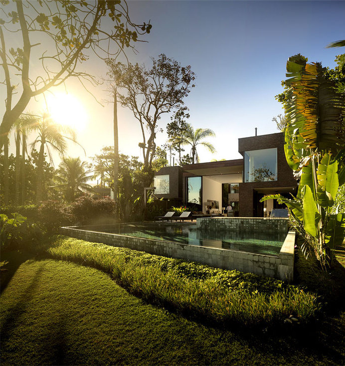 Luxurious and Sophisticated Spirit of Brazilian Weekend Home weekend house garden #pool #architecture #house #home