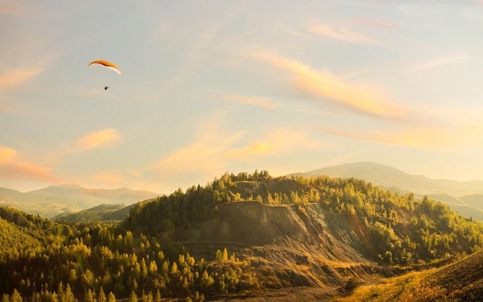 Now Autumn's fire burns slowly along the woods and day by day the dead leaves fall and melt. Photo by: mateiplesa.com #paragliding #parag