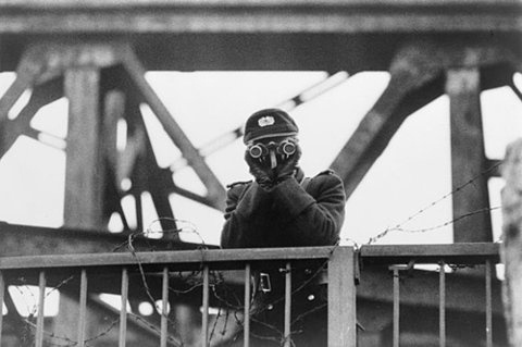 FFFFOUND! | tumblr_lrgdv08y4S1qe04f4o1_500.jpg (500×332) #white #robot #war #black #and