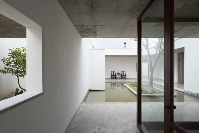 #Courtyard with #pond. #ZhuanResidence by #ZhaoyangArchitects. Photo by #HaoChen.