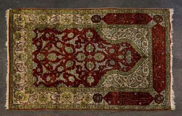 Oriental rug made of silk. 20. Century, approx. 149x104 cm