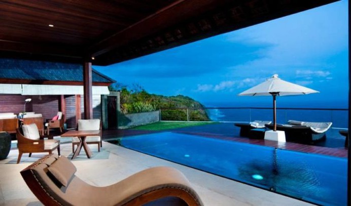 The Villa features a plunge pool in natural stone, a large outdoor deck and a dining and relaxation bale. This 1 bedroom villa can be reserved as part of Villa 3316 or reserved separately.