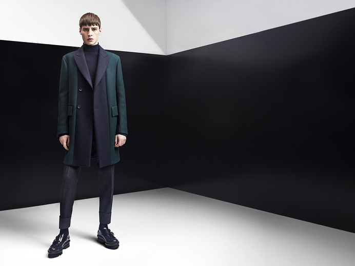 Colección hombre Otoño-Invierno 2014 de Z Zegna por Paul Surridge: abrigo de lana de doble pechera azul marino y verde, pantalón slim de #fashion #2014 #zegna