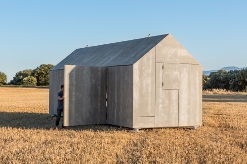 Portable House ÁPH80 is a minimalist house located in Spain, designed by Ábaton Arquitectura. The outside is covered with grey cement wood #house #small