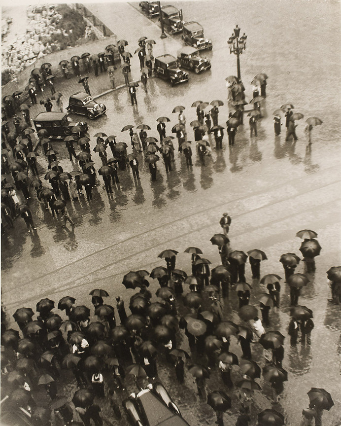 Kati Horna. Los Paraguas, mitin de la CNT [Umbrellas, Meeting of the CNT], Spanish Civil War, Barcelona, 1937. Archivo Privado de Fotografí #white #umbrella #black #photography #rain #vintage #and #revolution #flood