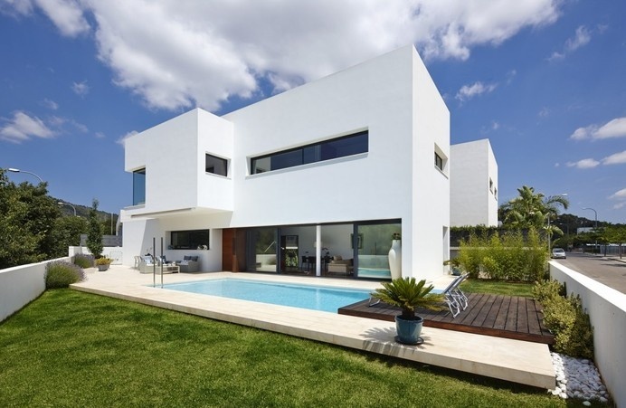 Stylish All-White Residential Project in Spain Defined by Concise Design Lines #architecture