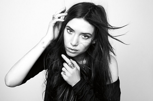 lykkeli-wow.jpg 560×370 pixels #white #black #photography #and #musician