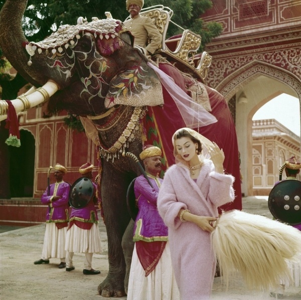 Norman Parkinson - Anne Gunning outside the City Palace - Photos - Photohab - Photographer's Portfolios #fashion #photography #inspiration