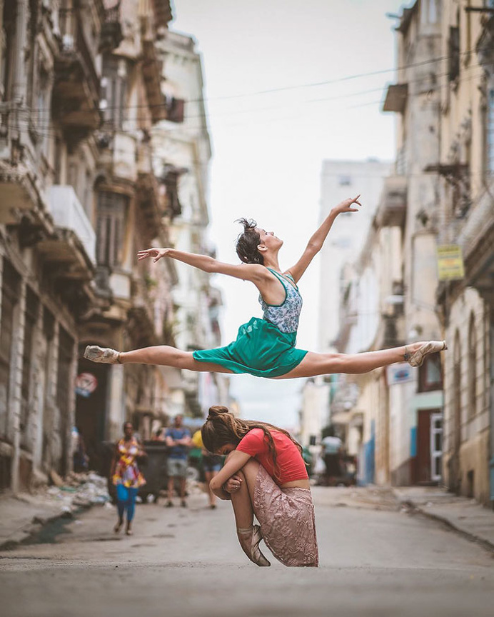 Omar Robles Captures Ballet Dancers on the Streets of Havana