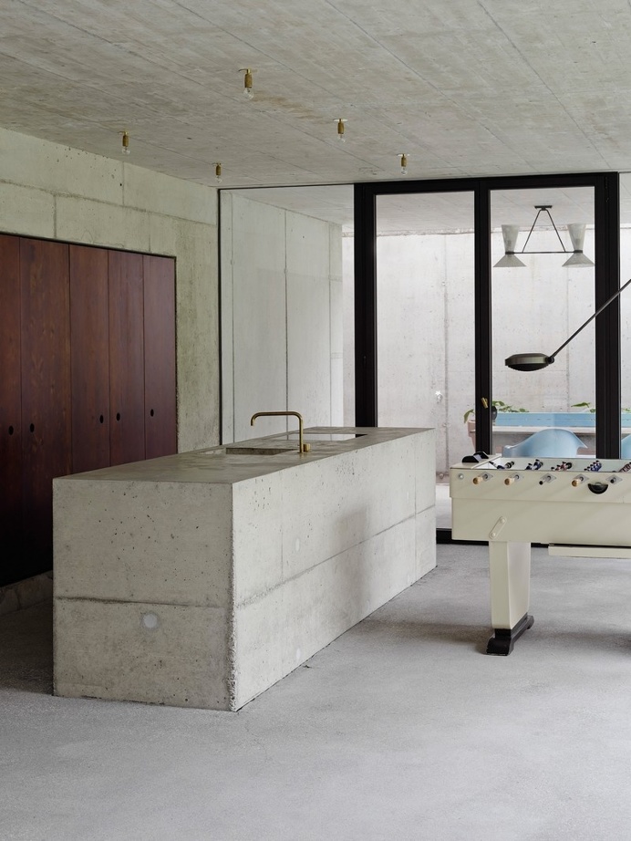 The Architecture of This Family House Combines Raw Concrete with Dark Wood