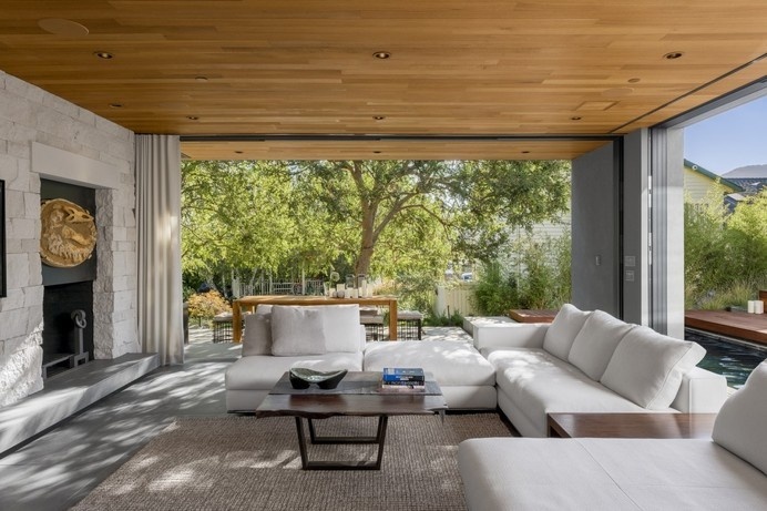 Acacia House: residence with a lounge arranged on the rooftop