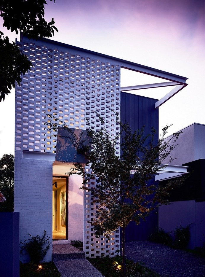 Narrow House Design Cleverly Adapted to Its Site in Melbourne, Australia #architecture #residence #modern