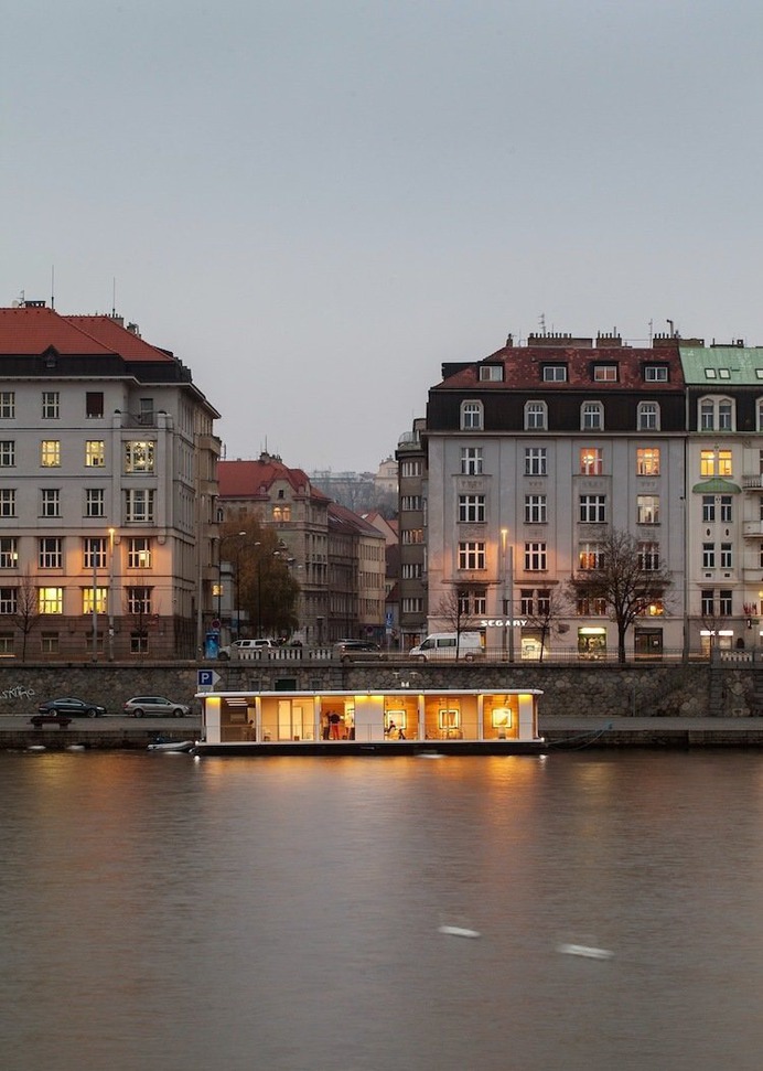 Floating Prefab Concept Rethinks the Houseboat