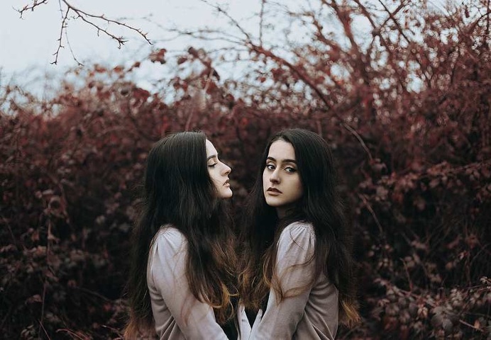 Stunning Self Portraits by Cansu Ozkaraca