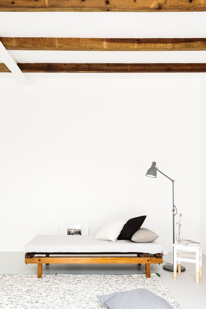Pequena House in Traditional Portuguese Style / Arkstudio
