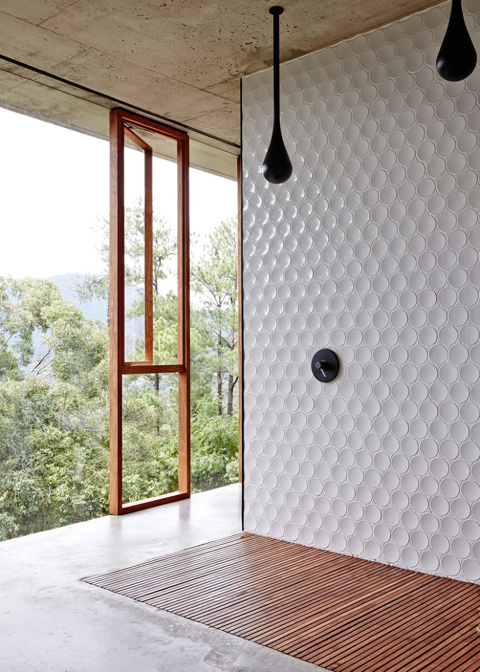 Shower with a view Planchonella House,© Sean Fennessy