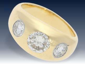 Ring: klassischer, massiver Bandring mit 3 Brillanten von zusammen ca. 1,4ct