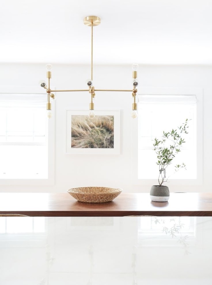 White dining room with gold details. Photo by Tessa Neustadt. #diningroom #tessaneustadt