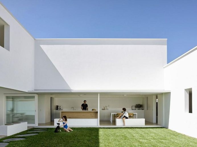 A Traditional Queenslander Cottage Extended and Refurbished by Hogg and Lamb 3
