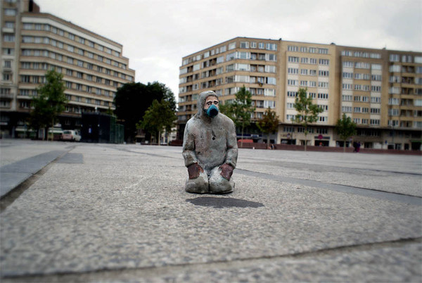 cement miniature sculptures artist isaac cordal (19) #photography #cement #sculpture #art