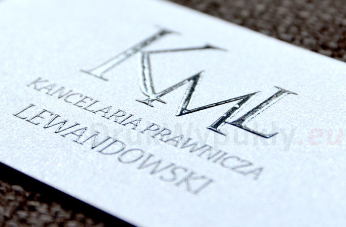 Liternictwo zastosowane w logotypie kancelarii prawniczej nawiązuje do tradycji – branża prawna preferuje bowiem fonty o klasycznym, sze