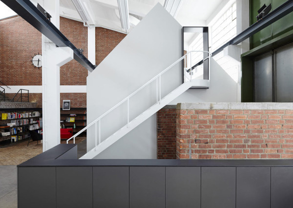 An Old Metal Workshop Becomes A New Studio Photo #interior #design #decor #deco #decoration