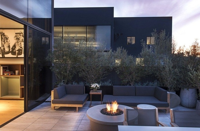 The Hollister Apartment in Venice Beach Is Almost Completely Open To The Outside 1