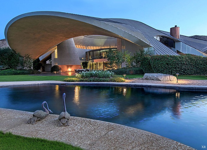 Bob Hope house in Palm Springs, long an architectural footnote, approaches masterpiece status