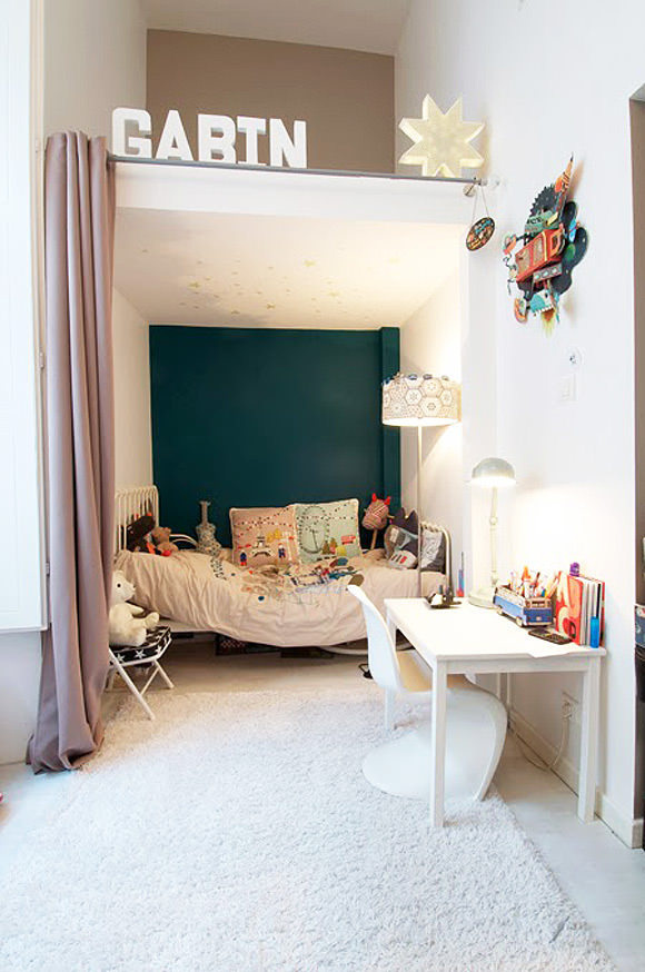 If you don't want to invest in custom bunk beds, just add some curtains to a nook and let your little ones have their own private suite. #interior #design #decor #deco #decoration