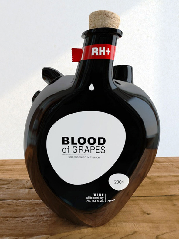 Une bouteille de vin qui a du coeur #heart #blood #red #bottle #black #wine #grapes