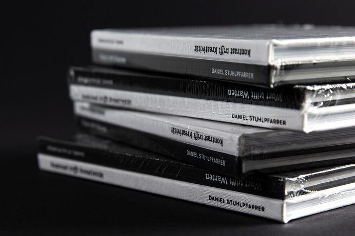 Kontrast trifft Kreativität trifft Wort trifft Warten on Behance