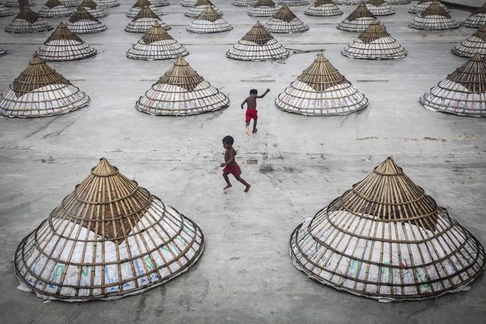 Powerful Documentary Street Kids Photography by Mou Aysha