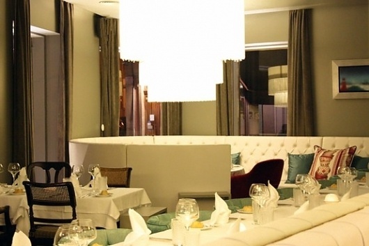 all in one / Restaurante Cais d'4 Porto 2010 www.artspazios.pt #design #architecture #artspazios #restaurant