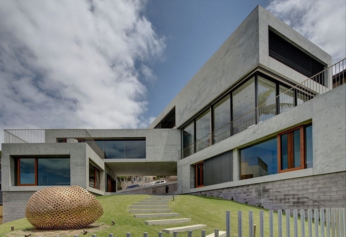 Balmoral Beach House – Concrete Sculptural Form Inspired by Brutalism