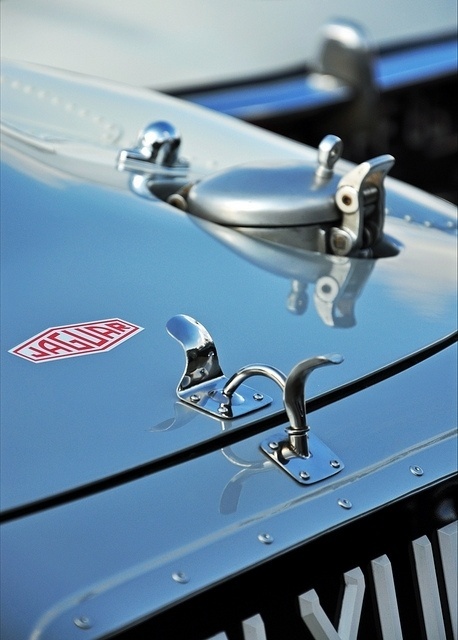 T H R T B R K R S #photography #jaguar #car
