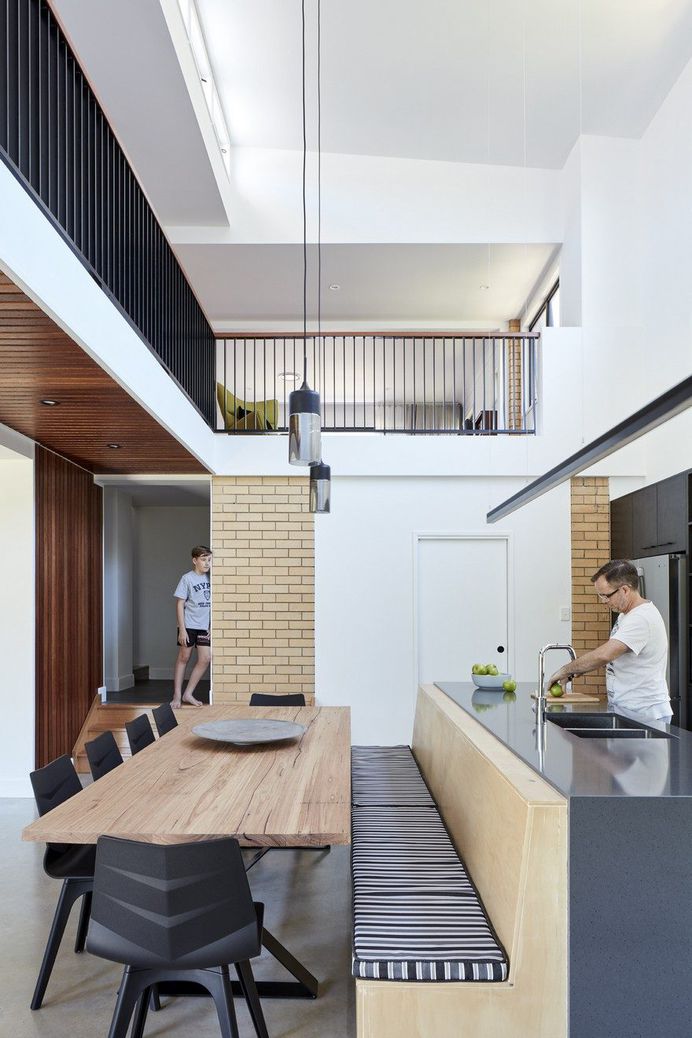 Moorooka House Featuring High Ceilings and an Abundance of Natural Light 3